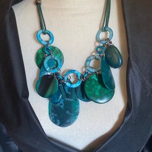 Gorgeous Womens Green statement piece necklace 10” Hanging